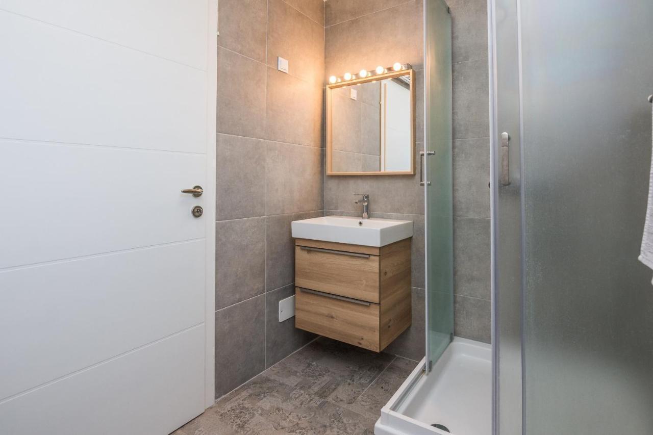 Apartments Pejakovic วีร์ ภายนอก รูปภาพ