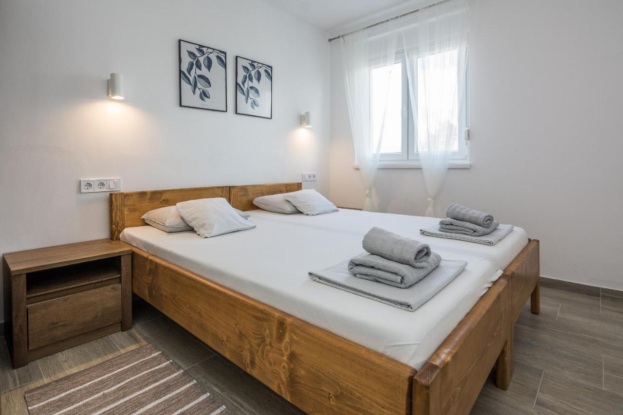 Apartments Pejakovic วีร์ ภายนอก รูปภาพ