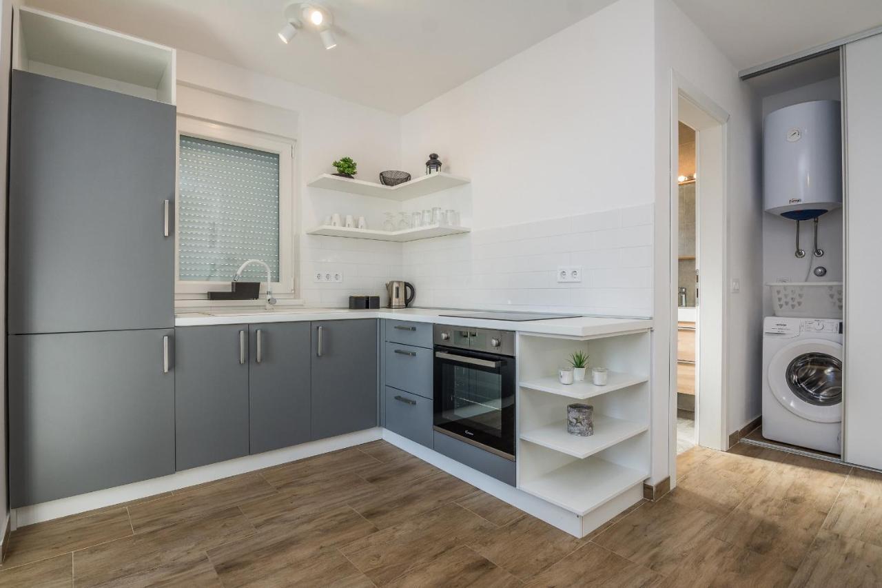 Apartments Pejakovic วีร์ ภายนอก รูปภาพ