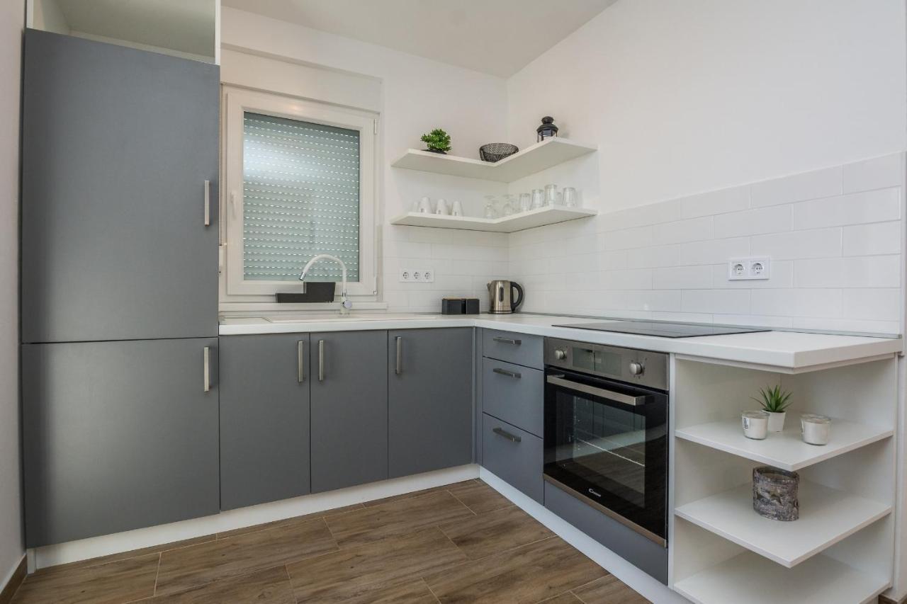 Apartments Pejakovic วีร์ ภายนอก รูปภาพ