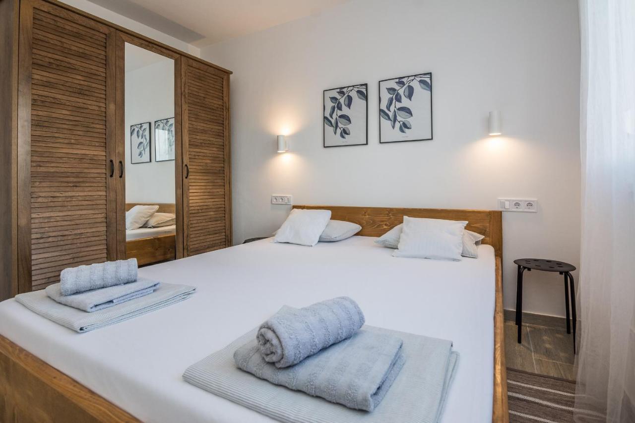 Apartments Pejakovic วีร์ ภายนอก รูปภาพ