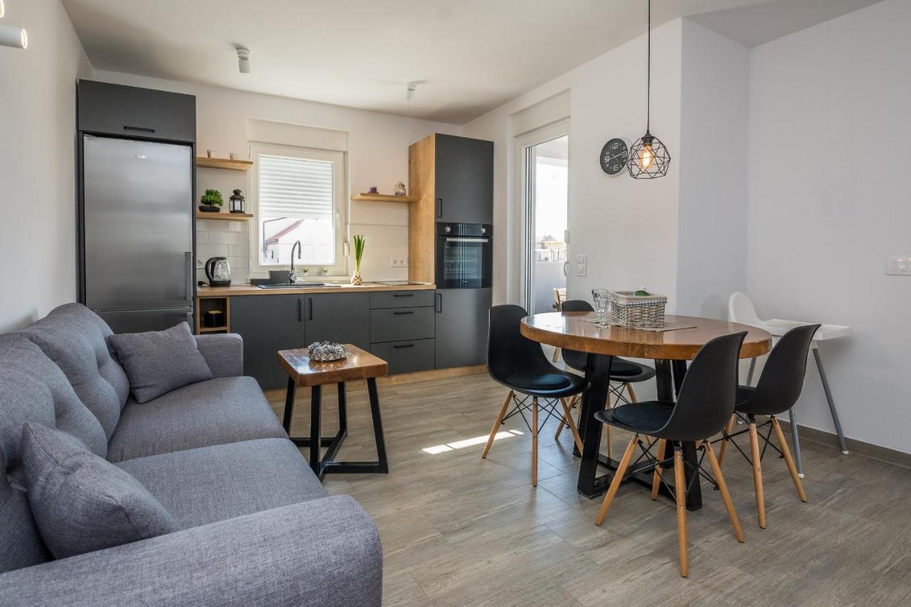 Apartments Pejakovic วีร์ ภายนอก รูปภาพ