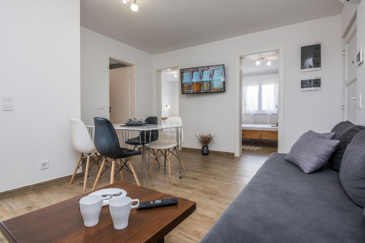 Apartments Pejakovic วีร์ ภายนอก รูปภาพ